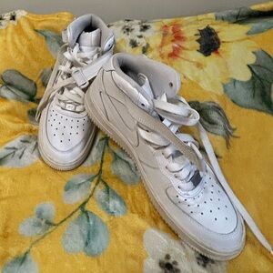 Nike White Leather Sneakers Classic Minimalist Design